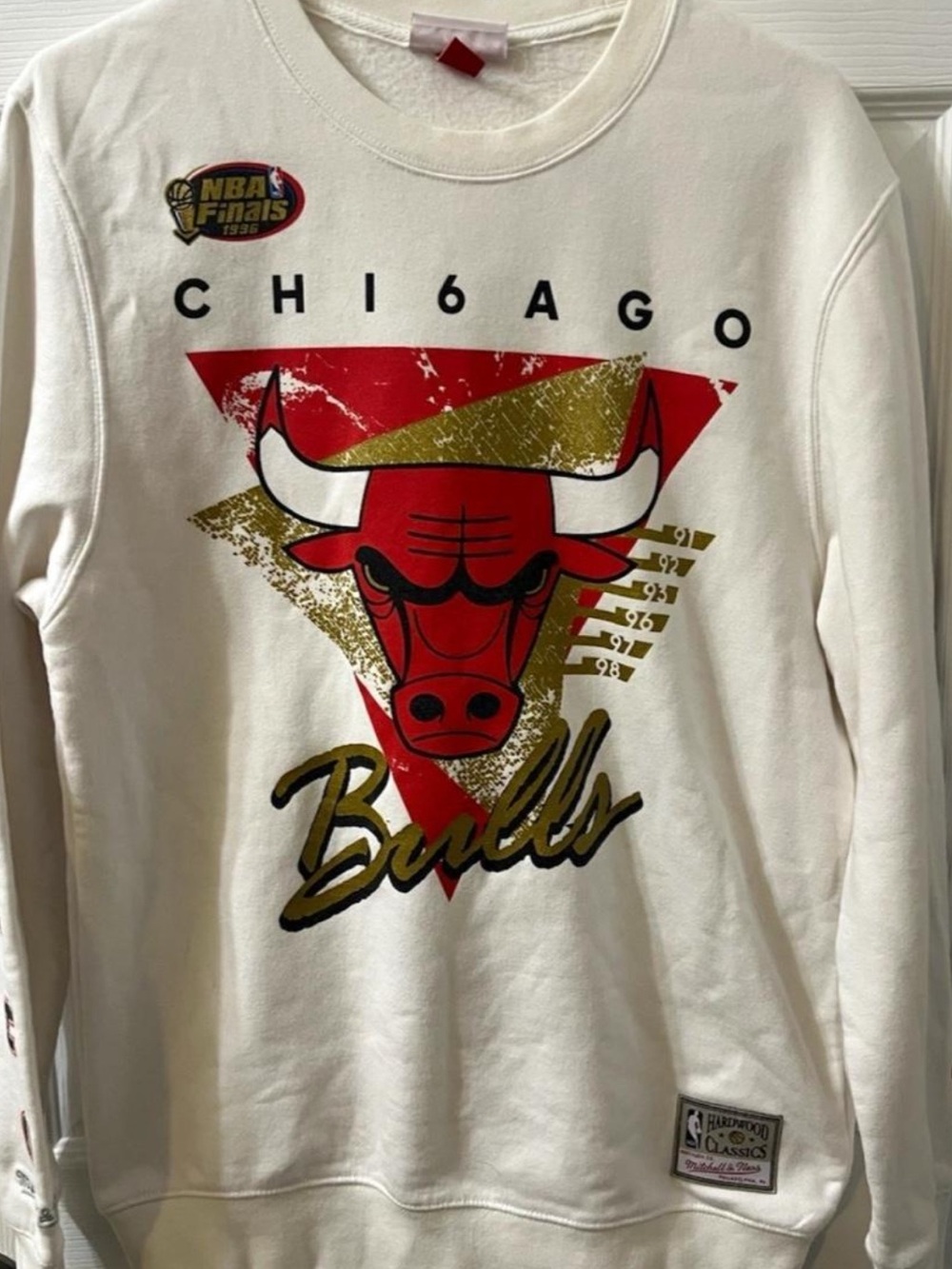 Mitchell & Ness White Chicago Bulls Graphic Crewneck with Red & Gold Logo